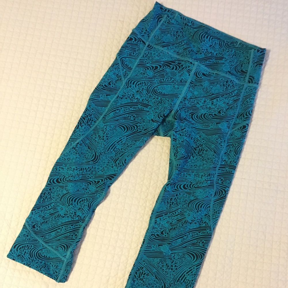 Lululemon In Movement Crop Everlux - Size 6